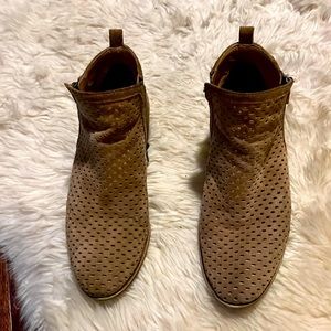 Lucky Brand woman ankle boots